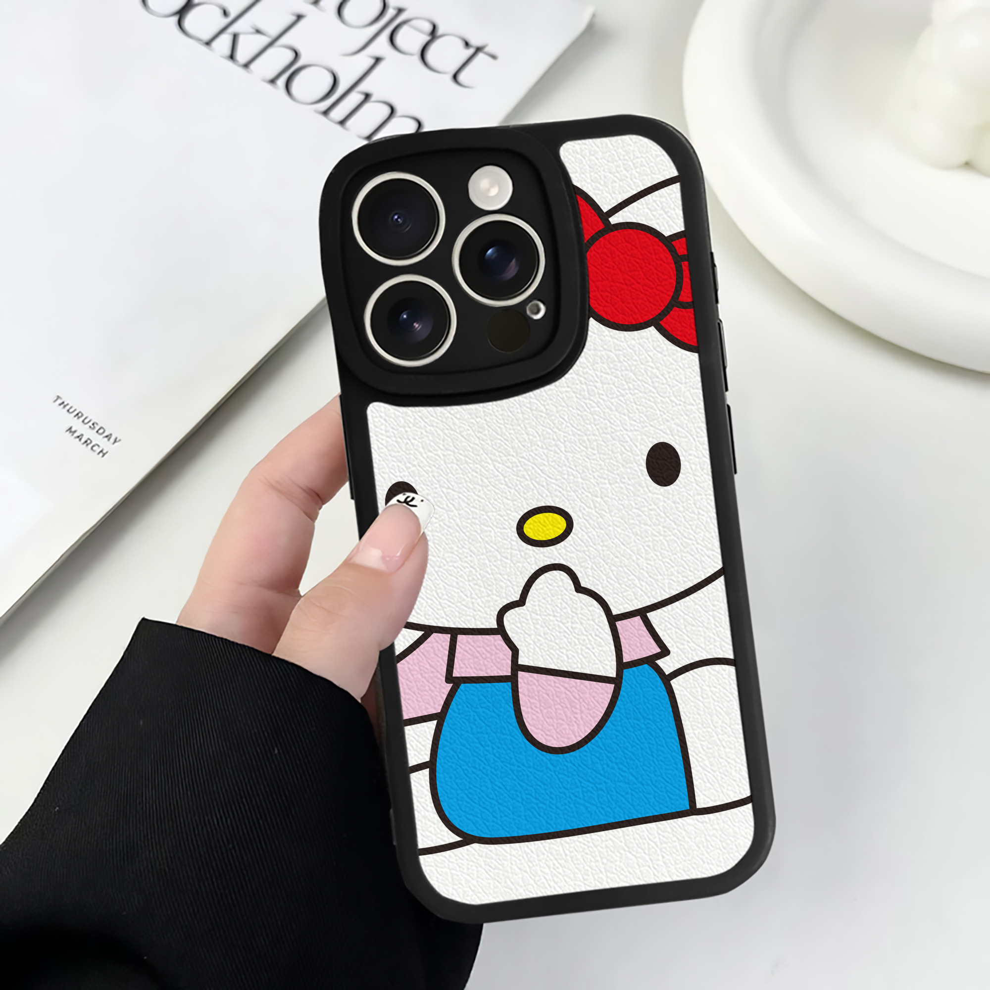 （画像用） Hello Kitty ハローキティ 【iPhone 16シリーズ対応】シリコンスマホケース（レザー調） 材質：シリコン